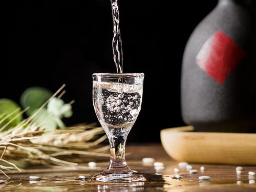 人到中年,為何會愛上喝白酒