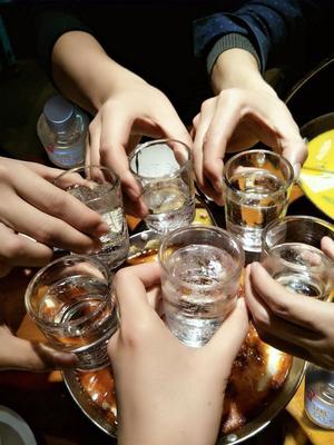 牛欄山二鍋頭 為何“酒精酒”的標(biāo)簽，擋不住生活的煙火氣？