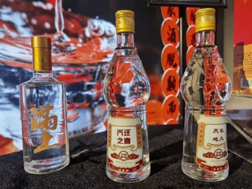 保定市民過(guò)節(jié)驚喜 名字成酒標(biāo)，預(yù)包裝食品新體驗(yàn)